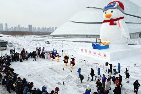 20-Meter Truant Penguin Snow Sculpture Unveiled in Harbin! 🐧❄️ 20_Meter_Truant_Penguin_Snow_Sculpture_Unveiled_in_Harbin_____