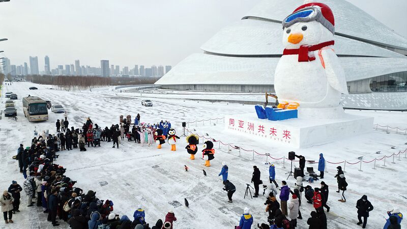 20_Meter_Truant_Penguin_Snow_Sculpture_Unveiled_in_Harbin_____ - News for amigos, by amigos 20_Meter_Truant_Penguin_Snow_Sculpture_Unveiled_in_Harbin_____