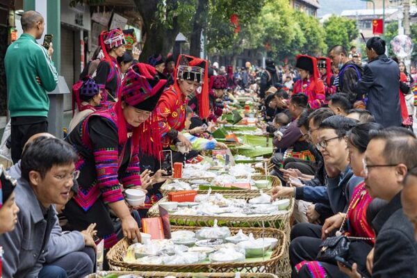 4,065 Tables Unite: Hani Ethnic Group Hosts World’s Longest Street Banquet 4_065_Tables_Unite__Hani_Ethnic_Group_Hosts_World_s_Longest_Street_Banquet