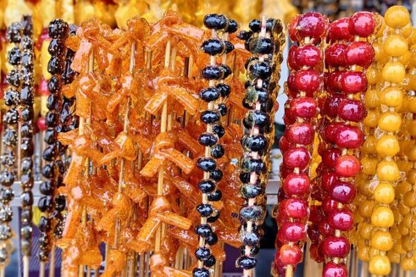 A Sweet Taste of Harbin Winter: Tanghulu Lights Up the Streets A_Sweet_Taste_of_Harbin_Winter__Tanghulu_Lights_Up_the_Streets
