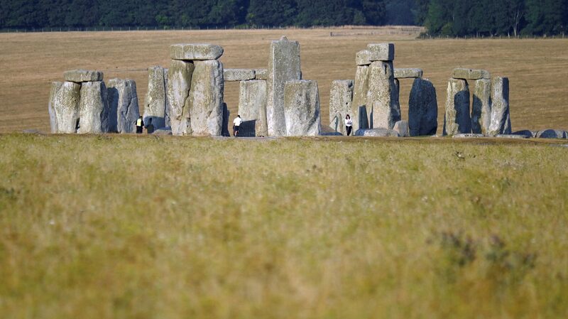 Activists_Arrested_After_Spraying_Stonehenge_with_Orange_Paint - News for amigos, by amigos Activists_Arrested_After_Spraying_Stonehenge_with_Orange_Paint