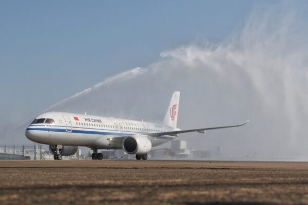 Air China’s New C919 Jet Makes a Splashy Debut in Macao! ✈️🎉 Air_China_s_New_C919_Jet_Makes_a_Splashy_Debut_in_Macao_____