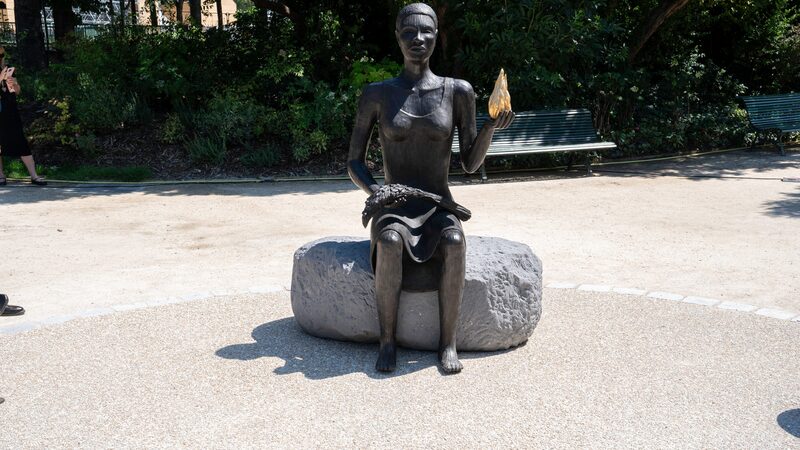 __Alison_Saar_s_Inspiring_Sculpture_Lights_Up_Paris_for_Olympic_Day_