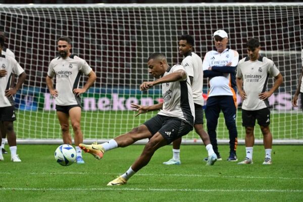 Ancelotti Tight-Lipped on Mbappe’s Super Cup Debut 🤫 Ancelotti_Tight_Lipped_on_Mbappe_s_Super_Cup_Debut__