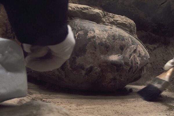 Ancient Officer’s Head Unearthed from Xi’an’s Terracotta Army 🏺✨ Ancient_Officer_s_Head_Unearthed_from_Xi_an_s_Terracotta_Army___
