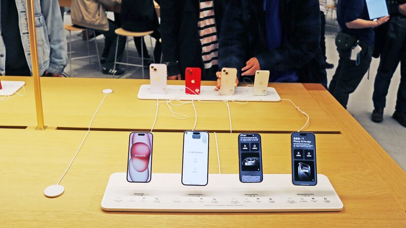 Apple_and_OpenAI_Talk_iPhone_AI_Features_for_iOS_18___ - News for amigos, by amigos Apple_and_OpenAI_Talk_iPhone_AI_Features_for_iOS_18___