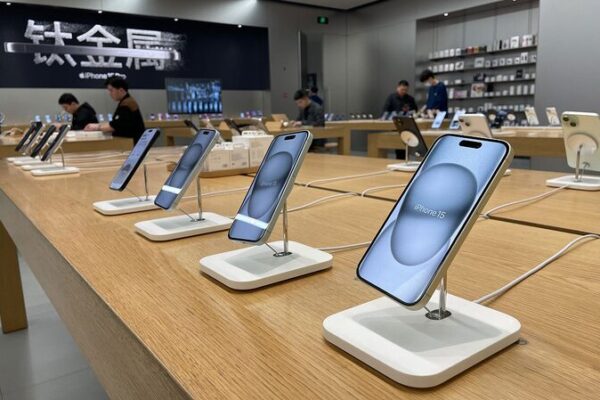 Apple’s iPhone Sales in China Drop 19% as Huawei Makes a Comeback 🚀 Apple_s_iPhone_Sales_in_China_Drop_19__as_Huawei_Makes_a_Comeback__