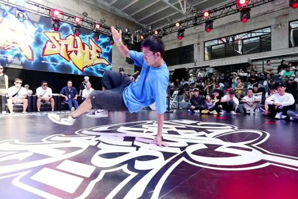Bai Lu: The B-boy Bringing Breakdancing to China’s Youth Bai_Lu__The_B_boy_Bringing_Breakdancing_to_China_s_Youth video poster
