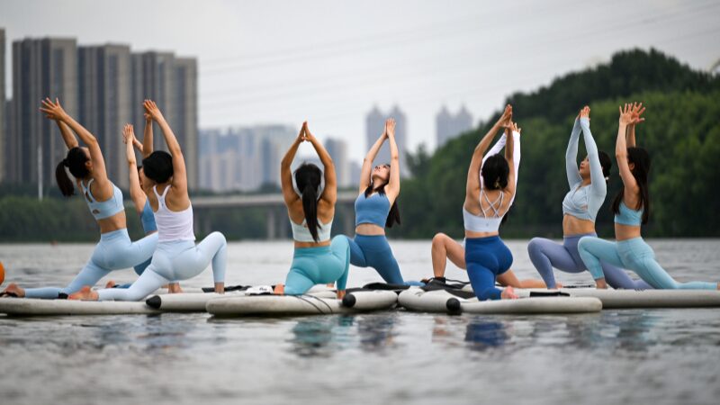 Balancing_Acts__Shenyang_s_Paddleboard_Yoga_on_the_Hunhe_River - News for amigos, by amigos _____Balancing_Acts__Shenyang_s_Paddleboard_Yoga_on_the_Hunhe_River
