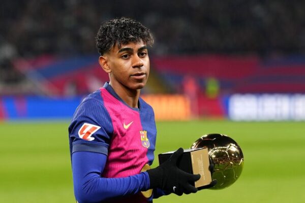Barcelona’s Lamine Yamal Shines as He Receives 2024 Golden Boy Award 🎉 Barcelona_s_Lamine_Yamal_Shines_as_He_Receives_2024_Golden_Boy_Award__