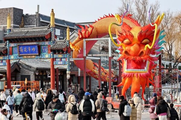 Beijing Lights Up: Massive Dragon Lantern Brings Festive Cheer to Shichahai 🐉✨ Beijing_Lights_Up__Massive_Dragon_Lantern_Brings_Festive_Cheer_to_Shichahai___