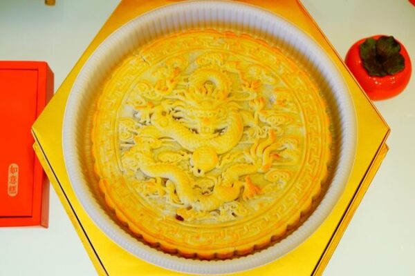 Beijing’s Historic Pastry House Unveils Dragon-Themed Mooncake for Mid-Autumn Festival 🐉🌕 Beijing_s_Historic_Pastry_House_Unveils_Dragon_Themed_Mooncake_for_Mid_Autumn_Festival___