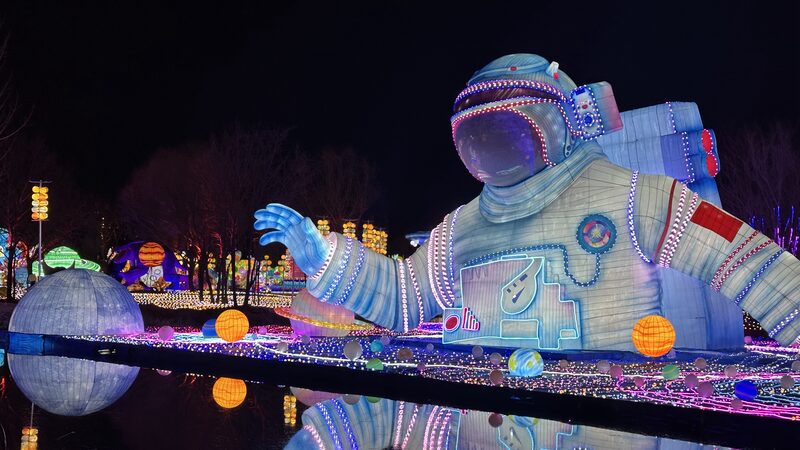 Beijing_s_Megalights_Wonderland__A_Dazzling_Lantern_Spectacle_Lights_Up_the_Night___poster - News for amigos, by amigos __Beijing_s_Megalights_Wonderland__A_Dazzling_Lantern_Spectacle_Lights_Up_the_Night__ video poster