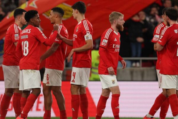 Benfica Soars Ahead with 3-0 Triumph over Estoril Praia 🎉⚽️ Benfica_Soars_Ahead_with_3_0_Triumph_over_Estoril_Praia____