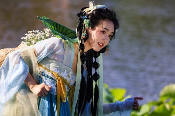 Blooming Beauty: Meet Kunming’s Hanfu ‘Lotus Flower Fairy’ 🌸 Blooming_Beauty__Meet_Kunming_s_Hanfu__Lotus_Flower_Fairy___