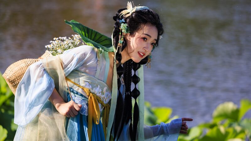 Blooming_Beauty__Meet_Kunming_s_Hanfu__Lotus_Flower_Fairy___ - News for amigos, by amigos Blooming_Beauty__Meet_Kunming_s_Hanfu__Lotus_Flower_Fairy___