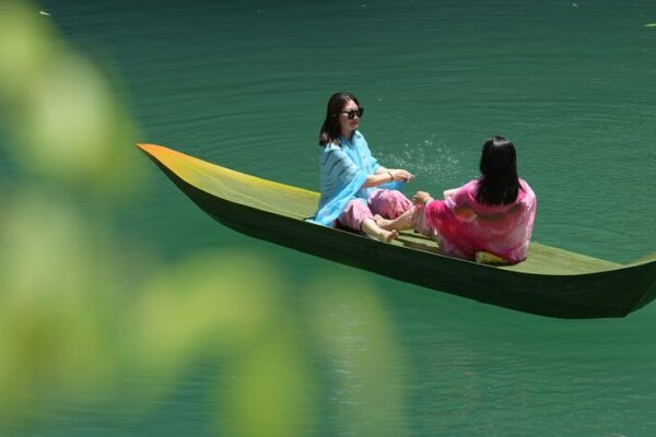 Boating Bliss in Pingshan Canyon: Enshi’s Pristine Paradise 🌿🚣♀️ Boating_Bliss_in_Pingshan_Canyon__Enshi_s_Pristine_Paradise______