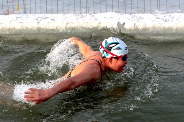 Braving the Chill: Daqing’s Thrilling Winter Swim 🏊♂️❄️ Braving_the_Chill__Daqing_s_Thrilling_Winter_Swim_______