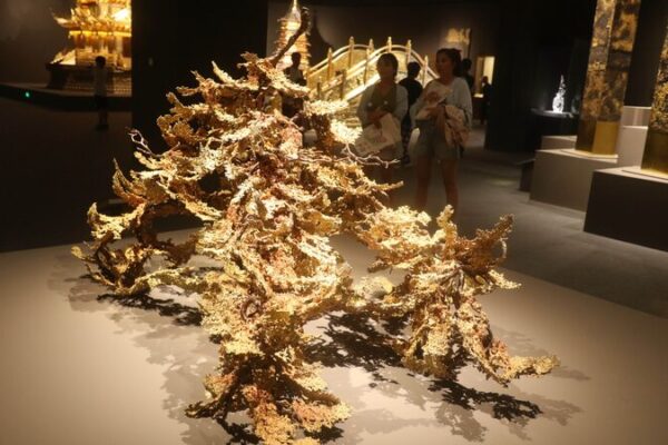 Bronze Meets Youth: Zhu Bingren’s Timeless Art Dazzles in Beijing 🎨✨ Bronze_Meets_Youth__Zhu_Bingren_s_Timeless_Art_Dazzles_in_Beijing___