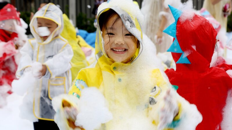 Bubble_Bash__Jiangsu_Kindergarten_Throws_Epic_Water_Party_for_Children_s_Day