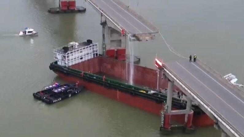 Cargo_Ship_Hits_Guangzhou_Bridge__Vehicles_Fall_into_River___poster - News for amigos, by amigos Cargo_Ship_Hits_Guangzhou_Bridge__Vehicles_Fall_into_River__ video poster