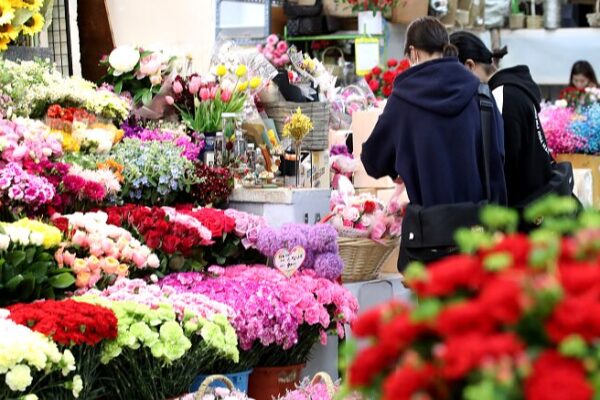Celebrating Moms Worldwide: Unique Mother’s Day Traditions 🌍💐 Celebrating_Moms_Worldwide__Unique_Mother_s_Day_Traditions___