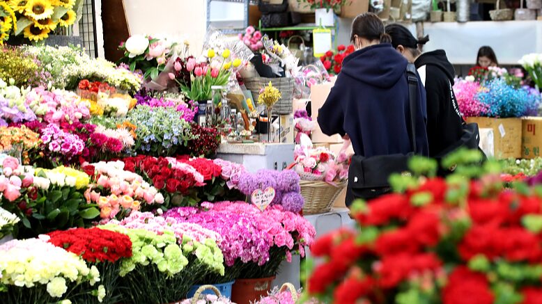 Celebrating_Moms_Worldwide__Unique_Mother_s_Day_Traditions___ - News for amigos, by amigos Celebrating_Moms_Worldwide__Unique_Mother_s_Day_Traditions___