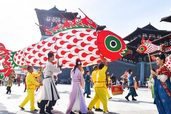 Centuries-Old Fish Lantern Parades Light Up Luoyang’s Night Sky ✨🐟 Centuries_Old_Fish_Lantern_Parades_Light_Up_Luoyang_s_Night_Sky___