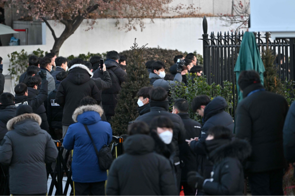 Chaos in Seoul: Impeached President Yoon Resists Arrest Amid Crisis Chaos_in_Seoul__Impeached_President_Yoon_Resists_Arrest_Amid_Crisis