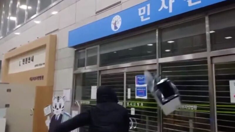 Chaos_in_Seoul__Yoon_s_Supporters_Storm_Court_After_Detention_Extended_____poster - News for amigos, by amigos Chaos_in_Seoul__Yoon_s_Supporters_Storm_Court_After_Detention_Extended____ video poster