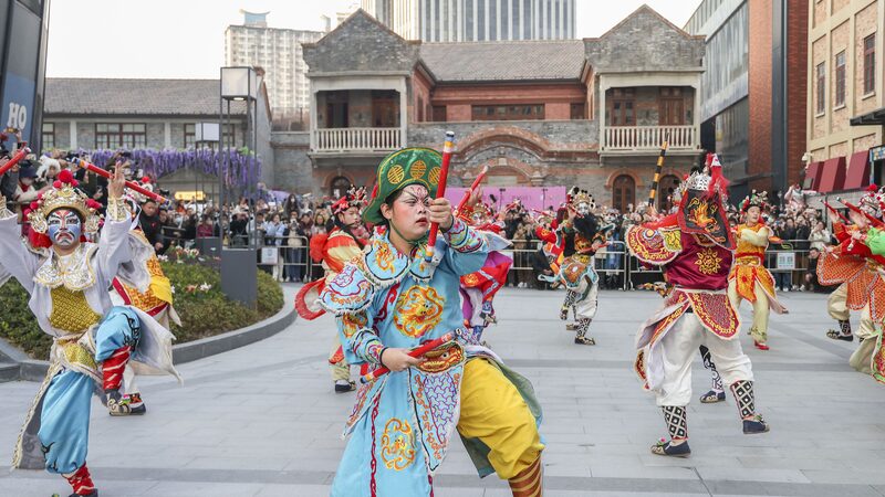 Chaoshan_Yingge_Dance_Enchants_Shanghai_s_Historic_Inlet