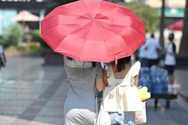 🔥 Chengdu and Chongqing Bake Under Record Heatwave: Red Alerts Continue! ☀️ __Chengdu_and_Chongqing_Bake_Under_Record_Heatwave__Red_Alerts_Continue____