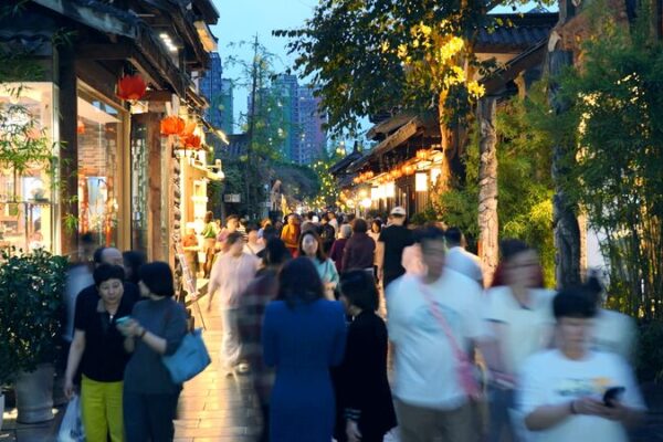 Chengdu’s Kuanzhai Alley Shines Bright in Stunning Time-Lapse Video Chengdu_s_Kuanzhai_Alley_Shines_Bright_in_Stunning_Time_Lapse_Video video poster