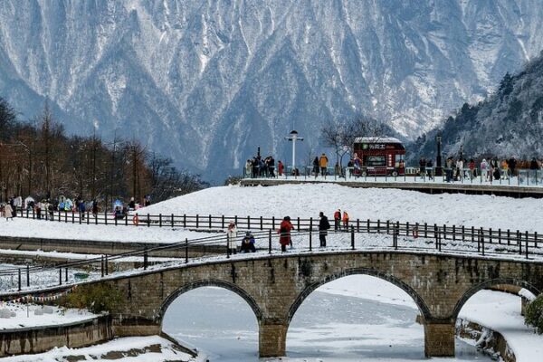 Chengdu’s Winter Wonderland: Snow Sports Heat Up in the South Chengdu_s_Winter_Wonderland__Snow_Sports_Heat_Up_in_the_South video poster