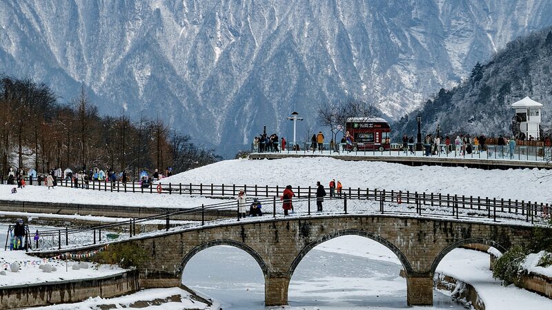 Chengdu_s_Winter_Wonderland__Snow_Sports_Heat_Up_in_the_South_poster - News for amigos, by amigos Chengdu_s_Winter_Wonderland__Snow_Sports_Heat_Up_in_the_South video poster