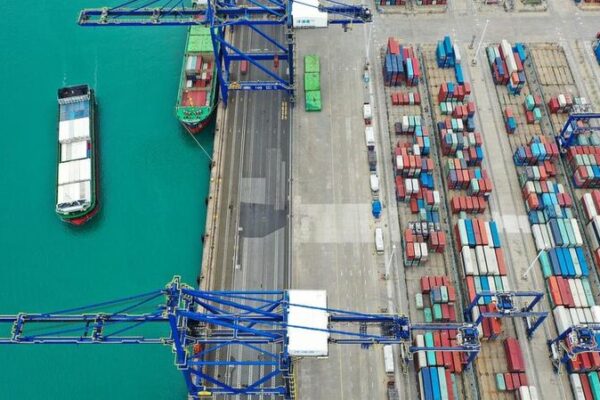 China Reigns as Top Global Exporter for 7th Straight Year 🌏🚢 China_Reigns_as_Top_Global_Exporter_for_7th_Straight_Year___