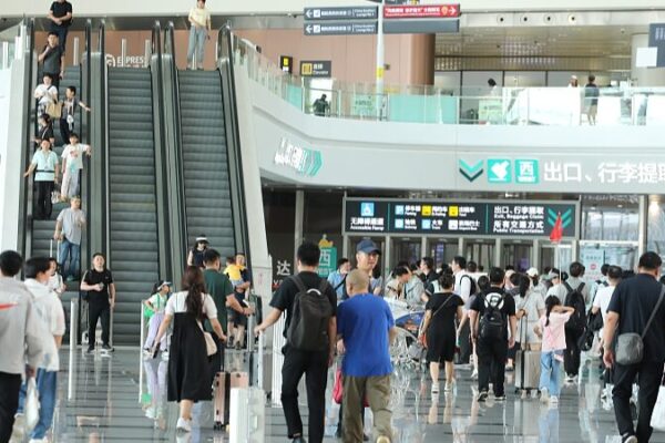 China Soars to New Heights: Record Air Passenger Trips Expected in 2024 ✈️ China_Soars_to_New_Heights__Record_Air_Passenger_Trips_Expected_in_2024___