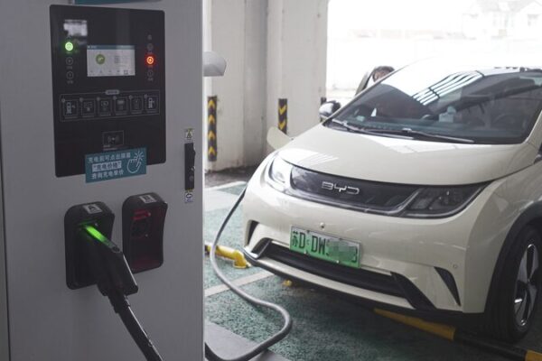 🚗⚡ China Supercharges Highways with 3,000 New Charging Stations! ___China_Supercharges_Highways_with_3_000_New_Charging_Stations_