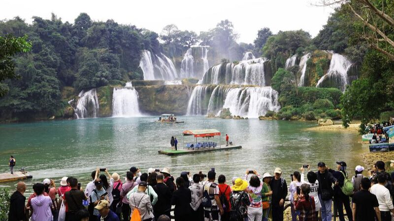 China_and_Vietnam_s_Epic_Waterfall_Now_a_Cross_Border_Tourist_Hotspot___ - News for amigos, by amigos China_and_Vietnam_s_Epic_Waterfall_Now_a_Cross_Border_Tourist_Hotspot___