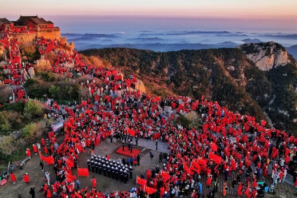 China’s Golden Week Kicks Off with Massive Travel Rush and Sold-Out Attractions 🎉 China_s_Golden_Week_Kicks_Off_with_Massive_Travel_Rush_and_Sold_Out_Attractions__