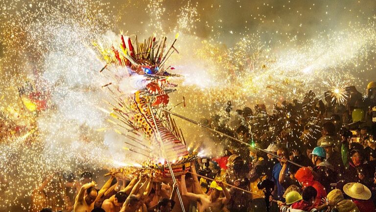 China_s_Lantern_Festival_Illuminates_the_Night_with_2_000_Year_Old_Traditions___ - News for amigos, by amigos China_s_Lantern_Festival_Illuminates_the_Night_with_2_000_Year_Old_Traditions___