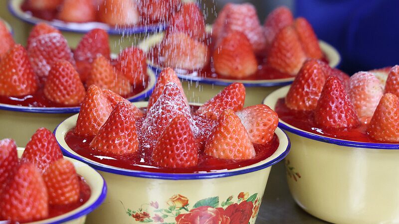 China_s_Retro_Enamel_Bowl_Cakes_Are_the_Latest_Dessert_Craze__