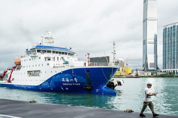 China’s Submersible Jiaolong Dives into Hong Kong for the First Time! 🌊 China_s_Submersible_Jiaolong_Dives_into_Hong_Kong_for_the_First_Time___