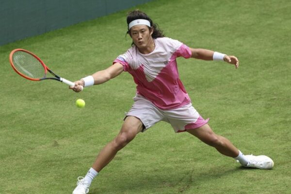 China’s Zhang Zhizhen Scores First Grass Win of Season at Halle Open 🎾 China_s_Zhang_Zhizhen_Scores_First_Grass_Win_of_Season_at_Halle_Open__