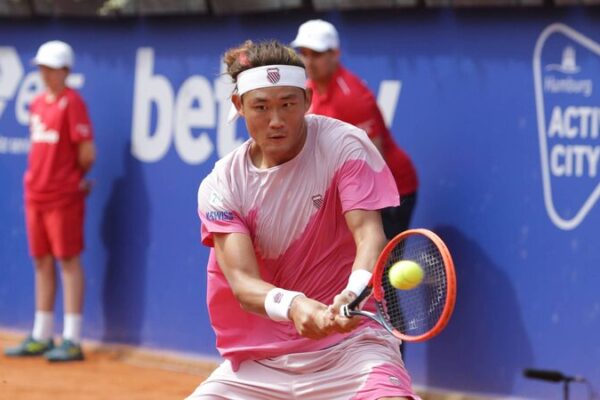 China’s Zhang Zhizhen Serves His Way to Hamburg Open Quarterfinals 🎾✨ China_s_Zhang_Zhizhen_Serves_His_Way_to_Hamburg_Open_Quarterfinals___