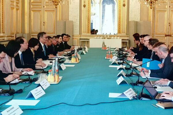 Chinese Commerce Minister Meets French Leaders: Boosting Trade Ties! Chinese_Commerce_Minister_Meets_French_Leaders__Boosting_Trade_Ties_