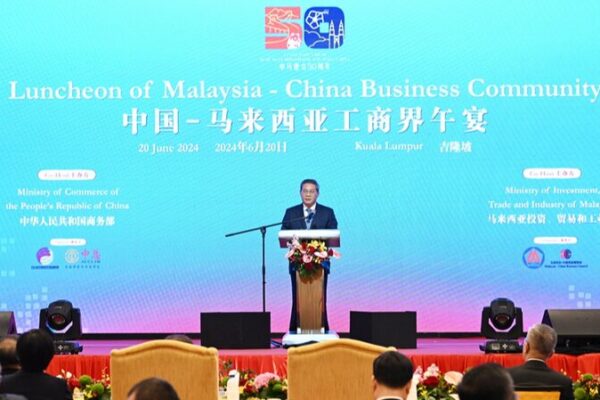 Chinese Premier Li and Malaysian PM Anwar Bond Over Business Luncheon 🥂 Chinese_Premier_Li_and_Malaysian_PM_Anwar_Bond_Over_Business_Luncheon__