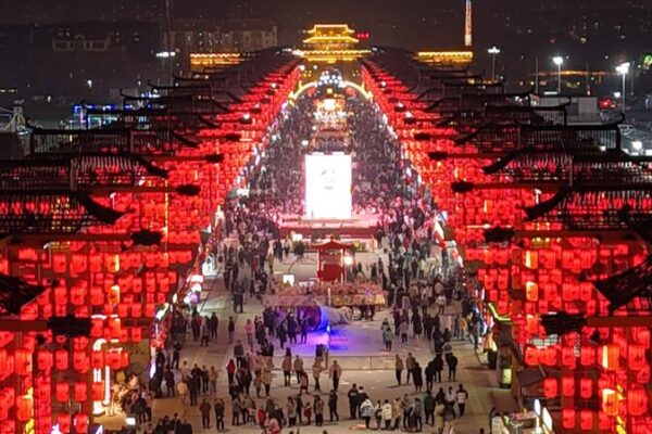 Chinese Spring Festival Sparks Record Travel and Box Office Highs! 🛤️🎬 Chinese_Spring_Festival_Sparks_Record_Travel_and_Box_Office_Highs_____