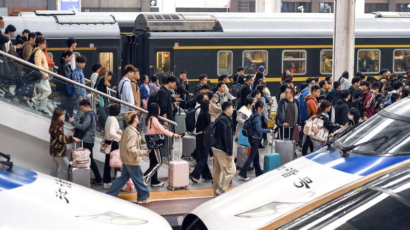 Chinese_Tourists_Take_the_World_by_Storm_During_5_Day_May_Day_Holiday____ - News for amigos, by amigos Chinese_Tourists_Take_the_World_by_Storm_During_5_Day_May_Day_Holiday____