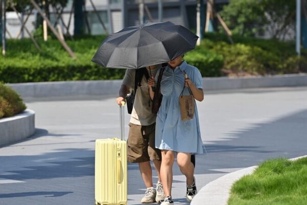 Chongqing Sizzles: Red Alert Issued as Temperatures Soar Above 40°C 🌡️🔥 Chongqing_Sizzles__Red_Alert_Issued_as_Temperatures_Soar_Above_40_C____